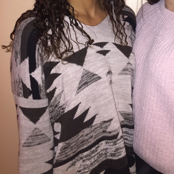 patterned American Eagle sweatshirt - Picture 7 of 7